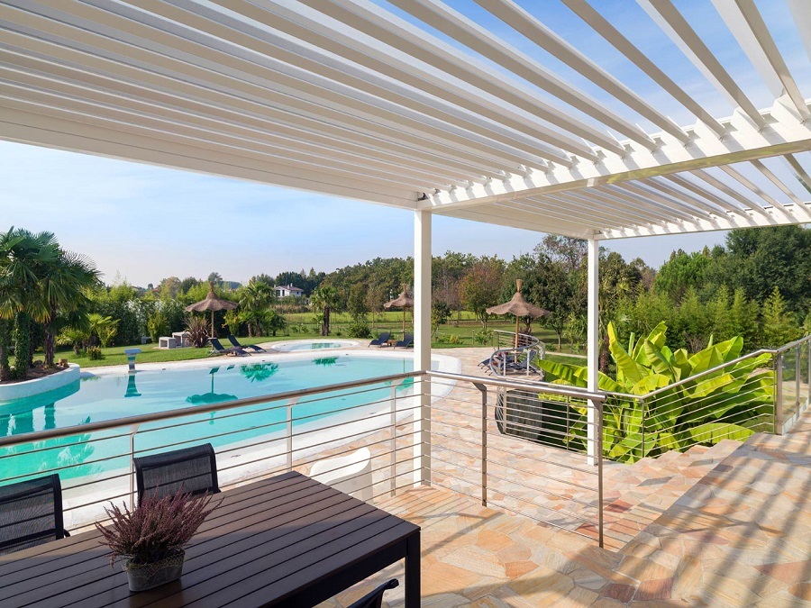 PERGOLA BIOCLIMATICA A LAMELLE ORIENTABILI ADDOSSATA VISION PRATIC